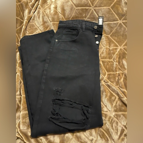 PRETTYLITTLETHING Washed Black Knee Rip Boyfriend Jeans - Picture 10 of 12